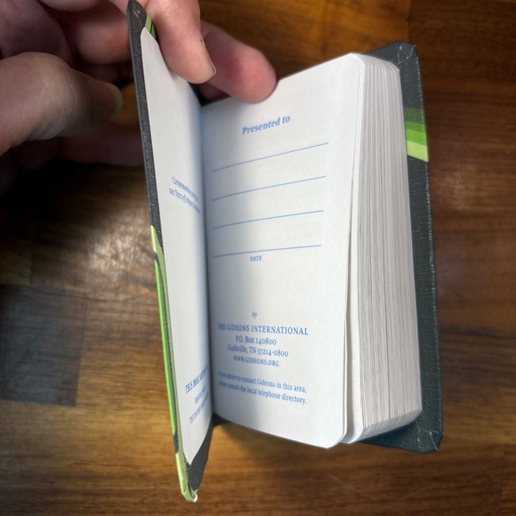 Gideon's Bible Pocket New Testament Psalms Proverbs Green Cover 4 3/4” Tall - Picture 8 of 8